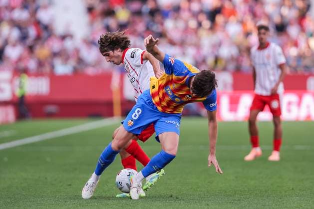 October 4, 2025, Girona, Girona, SPAIN: Bryan Gil of Girona FC and Javi Guerra of Valencia CF in action during the Spanish league, La Liga EA Sports, football match played between Girona FC and Valencia CF at Montilivi stadium on October 04, 2025 in Girona, Spain. Girona SPAIN - ZUMAa181 20251004_zaa_a181_172 Copyright: xJavierxBorregox