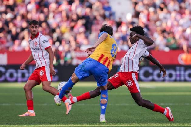 October 4, 2025, Girona, Girona, SPAIN: Javi Guerra of Valencia CF and Lass Kourouma of Girona FC during the Spanish league, La Liga EA Sports, football match played between Girona FC and Valencia CF at Montilivi stadium on October 04, 2025 in Girona, Spain. Girona SPAIN - ZUMAa181 20251004_zaa_a181_174 Copyright: xJavierxBorregox