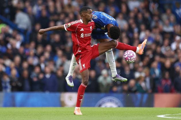 Chelsea gegen Liverpool 04 Oktober 2025, London Premier League Fußball Chelsea gegen Liverpool Josh Acheampong von Chelsea kämpft mit Alexander Isak von Liverpool Foto Jacques Feeney Abseits London UK  Copyright: xJacquesxFeeneyx xOffsidexOffside