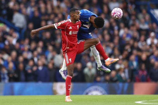 Chelsea gegen Liverpool 04 Oktober 2025, London Premier League Fußball Chelsea gegen Liverpool Josh Acheampong von Chelsea kämpft mit Alexander Isak von Liverpool Foto Jacques Feeney Abseits London UK  Copyright: xJacquesxFeeneyx xOffsidexOffside