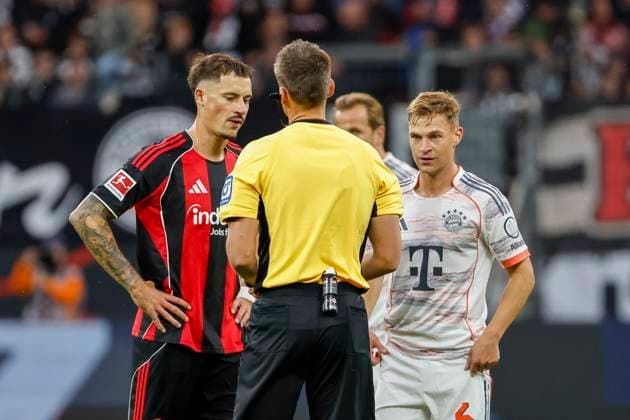 Robin Koch Eintracht Frankfurt, 04 , Referee Daniel Siebert and Joshua Kimmich FC Bayern Munich, 06 in dialog , Germany, Football, 1 Bundesliga, Matchday 6, 2025 2026, Eintracht Frankfurt vs FC Bayern Munich, 04 10 2025, Deutsche Bank Park, Frankfurt am Main, Germany Frankfurt am Main Deutsche Bank Park Hessen Germany Copyright: xGrantxHubbsx
