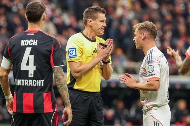 Referee Referee Daniel Siebert talks to Joshua Kimmich 6 FC Bayern Muenchen, who calls for a foul, with Robin Koch 4 Eintracht Frankfurt , Eintracht Frankfurt vs FC Bayern Muenchen, DFL, Bundesliga, Saison 2025 2026, Deutsche Bank Park, Hinrunde, 6 Spieltag, 04 10 2025 DFB regulations prohibit any use of photographs as image sequences and or quasi video Frankfurt Hessen Germany Copyright: xkolbert-press MartinxAgüerax