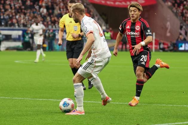 Konrad Laimer 27 FC Bayern Muenchen on the ball in front of Ritsu Doan 20 Eintracht Frankfurt , Eintracht Frankfurt vs FC Bayern Muenchen, DFL, Bundesliga, Saison 2025 2026, Deutsche Bank Park, Hinrunde, 6 Spieltag, 04 10 2025 DFB regulations prohibit any use of photographs as image sequences and or quasi video Frankfurt Hessen Germany Copyright: xkolbert-press MartinxAgüerax