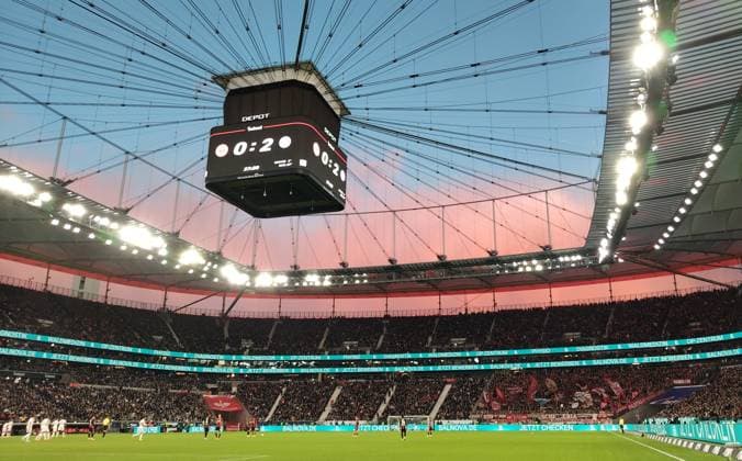 Sonnenuntergang , Fans , Eintracht Frankfurt-Bayern München , Bundesliga , Fußball , in den Deutsche Bank Park Stadion, in Frankfurt am Main , Hessen , Deutschland. Oktober 04, 2025 . Photo by: Davide Elias IPA Photo Pressefoto DENL Copyright: xDavidexEliasx