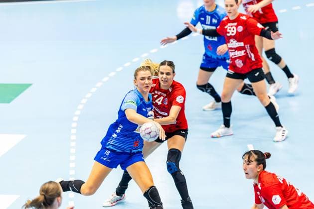 04 10 2025, GER, Handball, Women, Season 2025 2026, Alsco 1 Bl, 4 Matchday, Thueringer HC Sport Union Neckarsulm Paulina Uscinowicz Sport Union Neckarsulm Anika Niederwieser Thueringer HC,14 99947 Bad Langensalza Salza Halle Sporthalle Mehrz Thüringen Germany