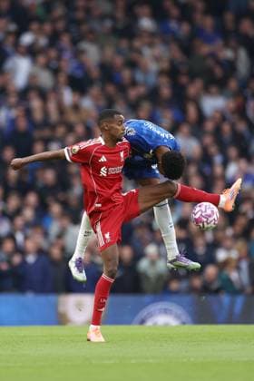 Chelsea gegen Liverpool 04 Oktober 2025, London Premier League Fußball Chelsea gegen Liverpool Josh Acheampong von Chelsea kämpft mit Alexander Isak von Liverpool Foto Jacques Feeney Abseits London UK  Copyright: xJacquesxFeeneyx xOffsidexOffside