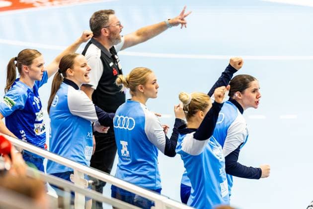 04 10 2025, GER, Handball, Women, Season 2025 2026, Alsco 1 Bl, Matchday 4, Thueringer HC Sport Union Neckarsulm Cheering on the substitutes bench at Sport Union Neckarsulm 99947 Bad Langensalza Salza Halle Sporthalle Mehrz Thüringen Germany