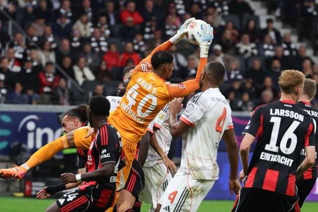 2025 10 04 xJAx Soccer 1 Bundesliga Eintracht Frankfurt FC Bayern Munich v l , goalkeeper, goalkeeper Kaua Morais dos Santos Eintracht Frankfurt in action, in action, Jonathan Tah FC Bayern Munich DFL DFB REGULATIONS PROHIBIT ANY USE OF PHOTOGRAPHS as IMAGE SEQUENCES and or QUASI VIDEO Copyright: JoaquimxFerreira