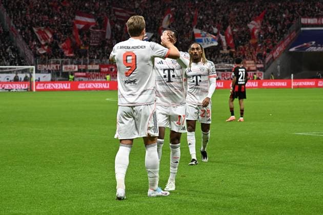 04 10 2025, xjhx, Fussball 1 Bundesliga, Eintracht Frankfurt FC Bayern München v l Torjubel nach dem Tor zum celebrating the goal celebrate 0 2 durch Harry Kane FC Bayern Muenchen DFL DFB REGULATIONS PROHIBIT ANY USE OF PHOTOGRAPHS as IMAGE SEQUENCES and or QUASI VIDEO Frankfurt am Main