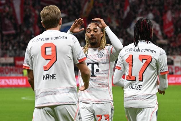 04 10 2025, xjhx, Fussball 1 Bundesliga, Eintracht Frankfurt FC Bayern München v l Torjubel nach dem Tor zum celebrating the goal celebrate 0 2 durch Harry Kane FC Bayern Muenchen DFL DFB REGULATIONS PROHIBIT ANY USE OF PHOTOGRAPHS as IMAGE SEQUENCES and or QUASI VIDEO Frankfurt am Main