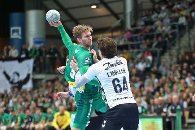Handball DAIKIN HBL SC DHfK Leipzig SG Flensburg Handewitt 04 10 2025 Franz Semper 32, SC DHfK Leipzig is attacked by Lasse Möller 64, SG Flensburg Handewitt Handball, DAIKIN HBL, 1 Bundesliga, Season 2025 2026, Matchday 7 SC DHfK Leipzig vs SG Flensburg Handewitt on 04 10 2025 at Quarterback Immobilien Arena Leipzig Copyright: xBEAUTIFULxSPORTS JanxKaeferx