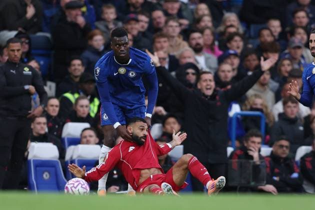 Sport Bilder des Tages London, England, 4th October 2025. Mohamed Salah of Liverpool is held by Benoit Badiashile of Chelsea during the Chelsea vs Liverpool Premier League match at Stamford Bridge, London. Picture credit should read: Paul Terry Sportimage EDITORIAL USE ONLY. No use with unauthorised audio, video, data, fixture lists, club league logos or live services. Online in-match use limited to 120 images, no video emulation. No use in betting, games or single club league player publications. SPI_016_PT_Chelsea_Liverpool SPI-4196-0016