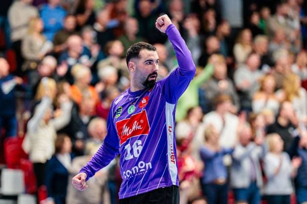 Tibor Ivanisevic GWD Minden, 16 cheers GER, GWD Minden vs TBV Lemgo Lippe, Handball, 1 Bundesliga, Matchday 7, Season 2025 2026, 04 10 2025 GER, GWD Minden vs TBV Lemgo Lippe, Handball, 1 Bundesliga, Matchday 7, Season 2025 2026, 04 10 2025 Luebbecke Copyright: xEibner-Pressefoto JanxRollingerx EP_JSK