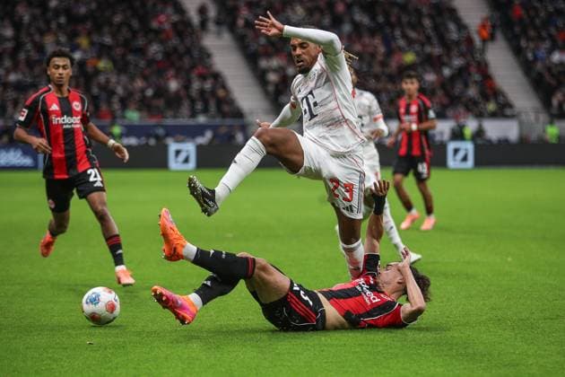 Arthur Theate Eintracht Frankfurt, 03 with tackle on Sacha Boey FC Bayern Muenchen, 23 , GER, Eintracht Frankfurt vs 1 FC Bayern Muenchen, 1 Bundesliga, Matchday 6, 2025 2026, 04 10 2025, DFL REGULATIONS PROHIBIT ANY USE OF PHOTOGRAPHS AS IMAGE SEQUENCES AND OR QUASI VIDEO, GER, Eintracht Frankfurt vs 1 FC Bayern Muenchen, 1 Bundesliga, Matchday 6, 2025 2026, 04 10 2025 Frankfurt Copyright: xEibner-Pressefoto JanxPrihodax EP_JPA