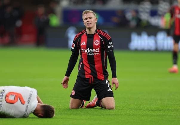 04 10 2025, Fußball Bundesliga, EintracJonathan Burkardt Eintracht Frankfurt enttaeuscht, enttaeuscht schauend, dissapointed, traurig, frustiert, frust, frustetht Frankfurt FC Bayern München, v l , DFL DFB REGULATIONS PROHIBIT ANY USE OF PHOTOGRAPHS AS IMAGE SEQUENCES AND OR QUASI VIDEO xdcx Copyright: HMBxMedia Claus
