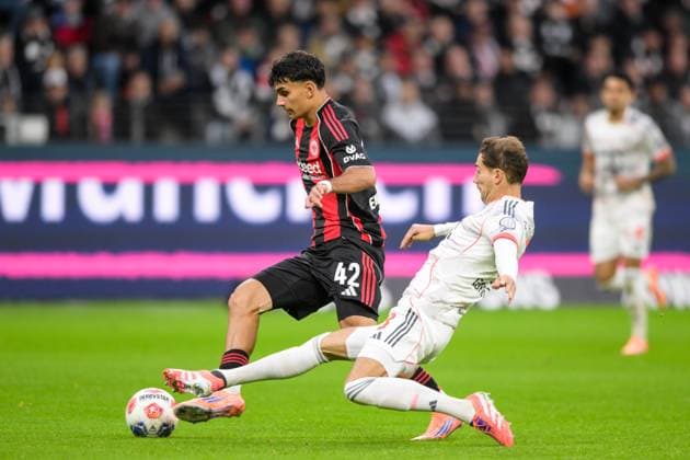Soccer, 1 Bundesliga, 20251004, SG Eintracht Frankfurt FC Bayern Munich In the picture from l Can UZUN Frankfurt, 42 , Leon GORETZKA Bayern, 8 Zweikampf Ball Frankfurt Deutsche Bank Park Hessen Germany Copyright: Passion2Press MarkusxFischerx