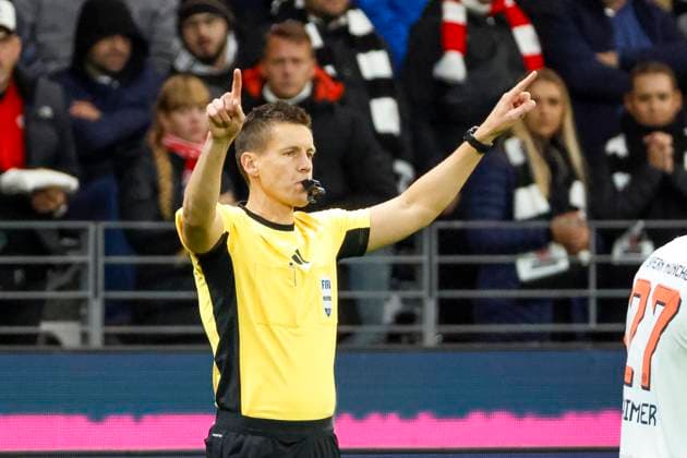 Referee Daniel Siebert according to VAR , Germany, Football, 1 Bundesliga, Matchday 6, 2025 2026, Eintracht Frankfurt vs FC Bayern Munich, 04 10 2025, Deutsche Bank Park, Frankfurt am Main, Germany Frankfurt am Main Deutsche Bank Park Hessen Germany Copyright: xGrantxHubbsx