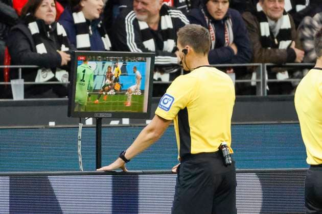 Referee Daniel Siebert at VAR , Germany, Football, 1 Bundesliga, Matchday 6, 2025 2026, Eintracht Frankfurt vs FC Bayern Munich, 04 10 2025, Deutsche Bank Park, Frankfurt am Main, Germany Frankfurt am Main Deutsche Bank Park Hessen Germany Copyright: xGrantxHubbsx