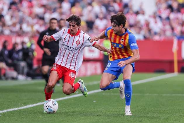 October 4, 2025, Girona, Girona, SPAIN: Bryan Gil of Girona FC and Javi Guerra of Valencia CF in action during the Spanish league, La Liga EA Sports, football match played between Girona FC and Valencia CF at Montilivi stadium on October 04, 2025 in Girona, Spain. Girona SPAIN - ZUMAa181 20251004_zaa_a181_179 Copyright: xJavierxBorregox