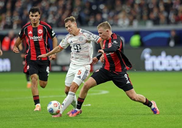 04 10 2025, xovx, Fußball Bundesliga, Eintracht Frankfurt FC Bayern München v l Can Uzun Eintracht Frankfurt , Joshua Kimmich FC Bayern München , Jonathan Burkardt Eintracht Frankfurt DFL DFB REGULATIONS PROHIBIT ANY USE OF PHOTOGRAPHS as IMAGE SEQUENCES and or QUASI VIDEO emspor Frankfurt am Main