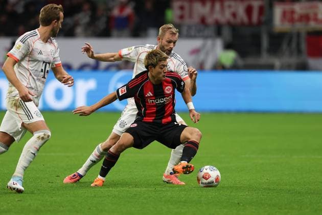 2025 10 04 xJAx Soccer 1 Bundesliga Eintracht Frankfurt FC Bayern München v l , Konrad Laimer FC Bayern München , Ritsu Doan Eintracht Frankfurt , Zweikampf, Action, Aktion, Battles for the Ball DFL DFB REGULATIONS PROHIBIT ANY USE OF PHOTOGRAPHS as IMAGE SEQUENCES and or QUASI VIDEO Copyright: JoaquimxFerreira