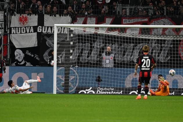 04 10 2025, xsltx, Fussball 1 Bundesliga, Eintracht Frankfurt FC Bayern München v l Luis Diaz FC Bayern Muenchen Torschuetze, erzielt das Tor, Treffer, scores the goal 0 1 Kaua Santos Eintracht Frankfurt DFL DFB REGULATIONS PROHIBIT ANY USE OF PHOTOGRAPHS as IMAGE SEQUENCES and or QUASI VIDEO Frankfurt am Main