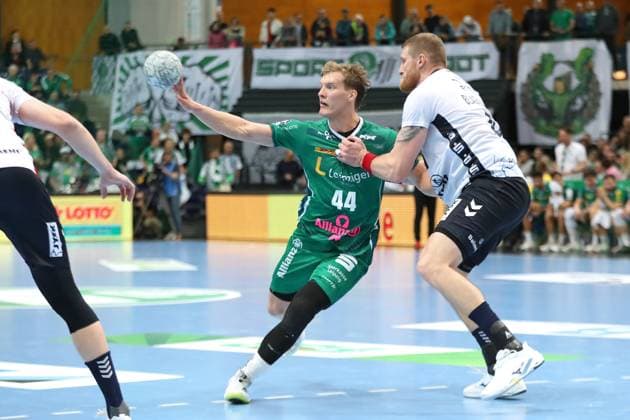 Handball DAIKIN HBL SC DHfK Leipzig SG Flensburg Handewitt 04 10 2025 Blaer Hinriksson 44, SC DHfK Leipzig vs Blaz Blagotinsek 43, SG Flensburg Handewitt Handball, DAIKIN HBL, 1 Bundesliga, Season 2025 2026, Matchday 7 SC DHfK Leipzig vs SG Flensburg Handewitt on 04 10 2025 at Quarterback Immobilien Arena Leipzig Copyright: xBEAUTIFULxSPORTS JanxKaeferx