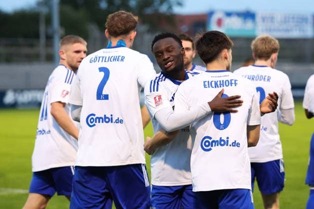 04 10 2025, Soccer, Men, Regionalliga Nord, Matchday 13, BSV Kickers Emden Hamburger SV II Goal celebration to 2 0 by Mika Eickhoff white 8 BSV Kickers Emden