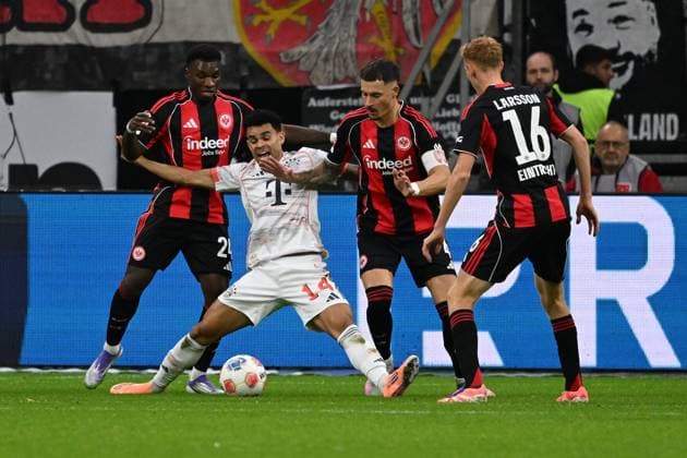 04 10 2025, xsltx, Fußball 1 Bundesliga, Eintracht Frankfurt FC Bayern München v l Luis Diaz FC Bayern Muenchen AurÃ lio Buta Eintracht Frankfurt Robin Koch Eintracht Frankfurt Hugo Larsson Eintracht Frankfurt Zweikampf, Aktion, action, battle for the ball DFL DFB REGULATIONS PROHIBIT ANY USE OF PHOTOGRAPHS as IMAGE SEQUENCES and or QUASI VIDEO Frankfurt am Main