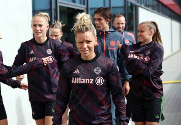 Football, Women, Google Pixel Womens Bundesliga, 22 Matchday, Season 2025 2026, FC Bayern Munich SV Werder Bremen, Campus Linda Dallmann FC Bayern Munich on the way to warm-up