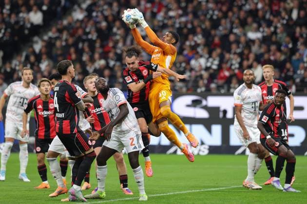 Eintracht Frankfurt FC Bayern Munich, 1 FBL Goalkeeper Kaua Santos Eintracht Frankfurt, 40 with a save, in front of him Arthur Theate Eintracht Frankfurt, 3 Bundesliga match between Eintracht Frankfurt and FC Bayern Munich on October 4, 2025 at Deutsche Bank Park in Frankfurt am Main , Frankfurt am Main Hessen Germany Deutsche Bank Park