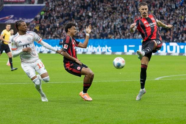 1 Bundesliga Eintracht Frankfurt FC Bayern Munich, 04 10 2025 Robin Koch Eintracht Frankfurt 4 clears the ball in front of Michael Olise FC Bayern Munich 17 , Eintracht Frankfurt FC Bayern Munich, Frankfurt, Deutsche Bank Park, 4 10 2025 Copyright: xBEAUTIFULxSPORTS Gawlikx