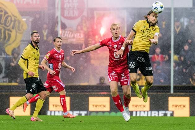 251004 Elfsborgs Leo Östman and Mjällbys Tom Pettersson during the football match in Allsvenskan between Mjällby and Elfsborg on October 4, 2025 in Hällevik  Copyright: MATHILDAxSCHULER BB251004MA131