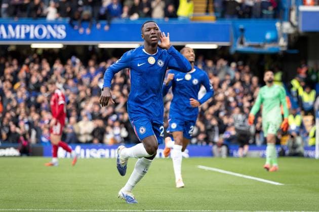 4th October 2025; Stamford Bridge, Chelsea, London, England: Premier League Football, Chelsea versus Liverpool; Moises Caicedo of Chelsea celebrates scoring Chelseas goal for 1-0 in the 17th minute  IanxStephen