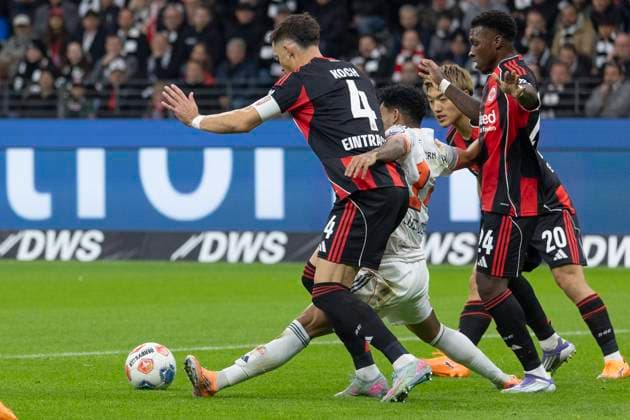 1 Bundesliga Eintracht Frankfurt FC Bayern Munich, 04 10 2025 Robin Koch Eintracht Frankfurt 4 clears the ball in front of Luis Diaz FC Bayern Munich 14 , Eintracht Frankfurt FC Bayern Munich, Frankfurt, Deutsche Bank Park, 4 10 2025 Copyright: xBEAUTIFULxSPORTS Gawlikx