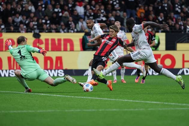 Soccer 1 Bundesliga Eintracht Frankfurt FC Bayern Munich on 04 10 2025 at Deutsche Bank Park in Frankfurt Ritsu Doan Frankfurt 20 vs Goalkeeper Manuel Neuer Muenchen 1 and Dayot Upamecano Muenchen 2 MH