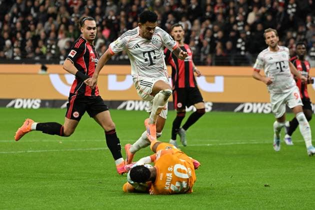 04 10 2025, xjhx, Fussball 1 Bundesliga, Eintracht Frankfurt FC Bayern München v l Luis Diaz FC Bayern Muenchen Kaua Santos Eintracht Frankfurt Zweikampf, Aktion, action, battle for the ball Arthur Theate Eintracht Frankfurt DFL DFB REGULATIONS PROHIBIT ANY USE OF PHOTOGRAPHS as IMAGE SEQUENCES and or QUASI VIDEO Frankfurt am Main