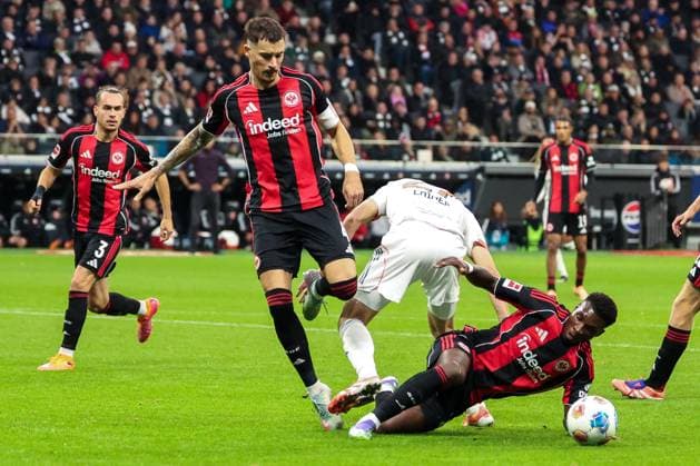 Aurelio Buta 24 Eintracht Frankfurt graetscht den Ball von Konrad Laimer 27 FC Bayern Muenchen ab mit Robin Koch 4 Eintracht Frankfurt , Eintracht Frankfurt vs FC Bayern Muenchen, DFL, Bundesliga, Saison 2025 2026, Deutsche Bank Park, Hinrunde, 6 Spieltag, 04 10 2025 DFB regulations prohibit any use of photographs as image sequences and or quasi video Frankfurt Hessen Germany Copyright: xkolbert-press MartinxAgüerax