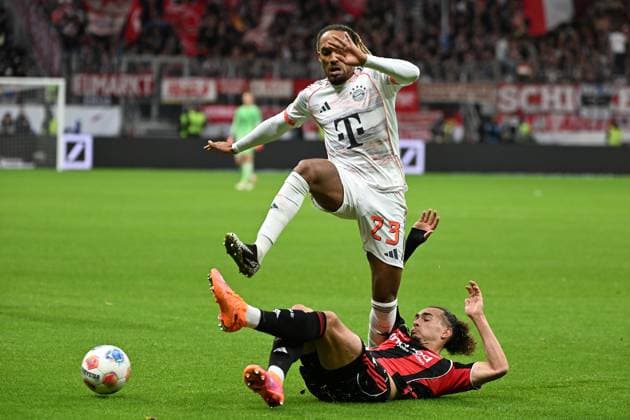 04 10 2025, xjhx, Football 1 Bundesliga, Eintracht Frankfurt FC Bayern München v l Sacha Boey FC Bayern Muenchen Arthur Theate Eintracht Frankfurt Zweikampf, Aktion, action, battle for the ball DFL DFB REGULATIONS PROHIBIT ANY USE OF PHOTOGRAPHS as IMAGE SEQUENCES and or QUASI VIDEO Frankfurt am Main