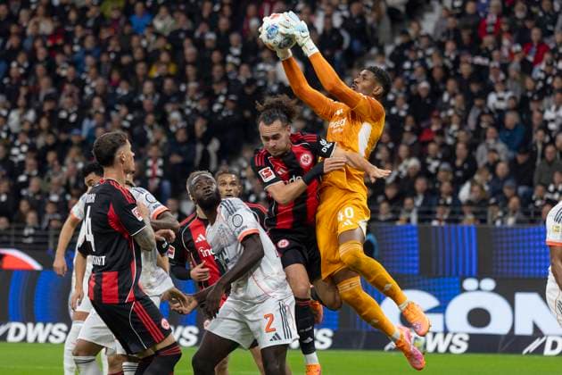 1 Bundesliga Eintracht Frankfurt FC Bayern Munich, 04 10 2025 Kaua Santos Eintracht Frankfurt 40 catches the ball after a cross Arthur Theate Eintracht Frankfurt 3 Robin Koch Eintracht Frankfurt 4 Dayot Upamecano FC Bayern Munich 2 , Eintracht Frankfurt FC Bayern Munich, Frankfurt, Deutsche Bank Park, 4 10 2025 Copyright: xBEAUTIFULxSPORTS Gawlikx