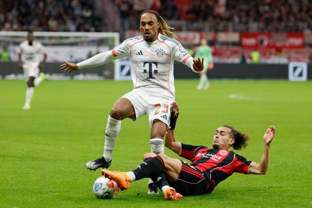 duel between v l Sacha Boey FC Bayern Muenchen, 23 and Arthur Theate Eintracht Frankfurt, 3 04 10 2025, Football, 1 Bundesliga, Eintracht Frankfurt FC Bayern München, GER, Frankfurt am Main, Deutsche Bank Park, DFL REGULATES PROHIBIT ANY USE OF PHOTOGRAPHS AS IMAGE SEQUENCES AND OR QUASI VIDEO Copyright: HMBxMedia xHeikoxBecker