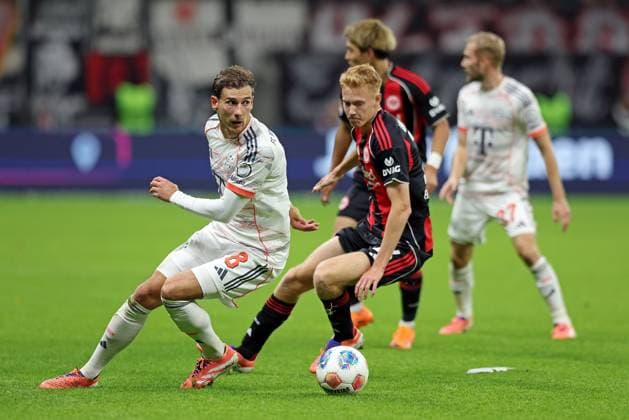 04 10 2025, xovx, Fußball Bundesliga, Eintracht Frankfurt FC Bayern München v l Leon Goretzka FC Bayern München , Hugo Larsson Eintracht Frankfurt DFL DFB REGULATIONS PROHIBIT ANY USE OF PHOTOGRAPHS as IMAGE SEQUENCES and or QUASI VIDEO emspor Frankfurt am Main