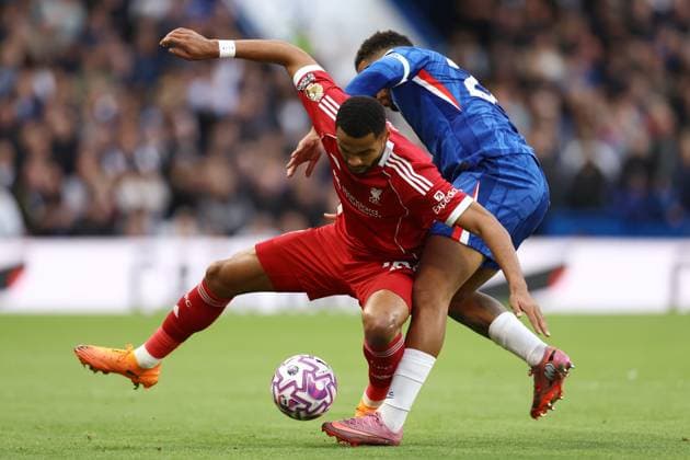Chelsea gegen Liverpool 04 Oktober 2025, London Premier League Fußball Chelsea gegen Liverpool Cody Gakpo von Liverpool kämpft mit Reece James von Chelsea Foto Jacques Feeney Abseits London UK  Copyright: xJacquesxFeeneyx xOffsidexOffside