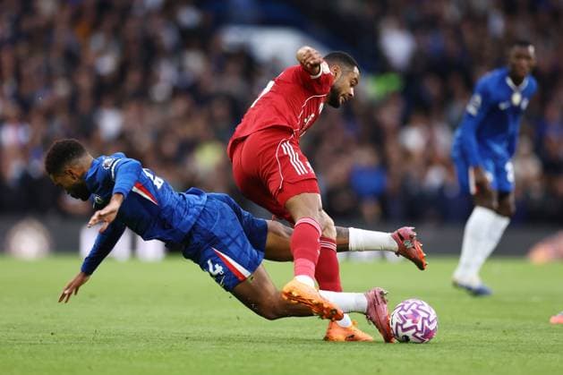 Chelsea gegen Liverpool 04 Oktober 2025, London Premier League Fußball Chelsea gegen Liverpool Cody Gakpo von Liverpool kämpft mit Reece James von Chelsea Foto Jacques Feeney Abseits London UK  Copyright: xJacquesxFeeneyx xOffsidexOffside