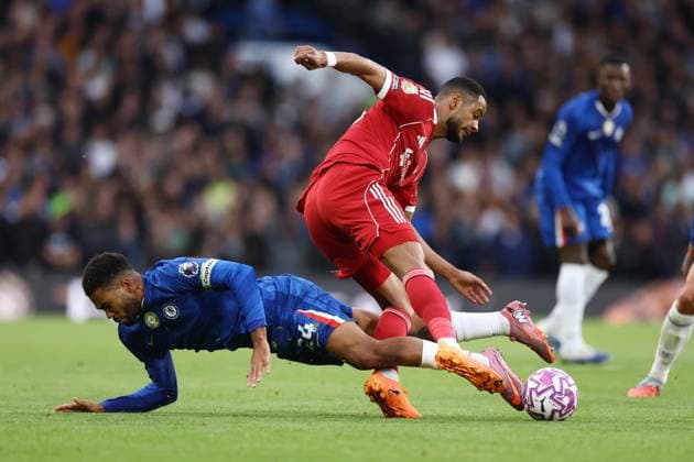 Chelsea gegen Liverpool 04 Oktober 2025, London Premier League Fußball Chelsea gegen Liverpool Cody Gakpo von Liverpool kämpft mit Reece James von Chelsea Foto Jacques Feeney Abseits London UK  Copyright: xJacquesxFeeneyx xOffsidexOffside