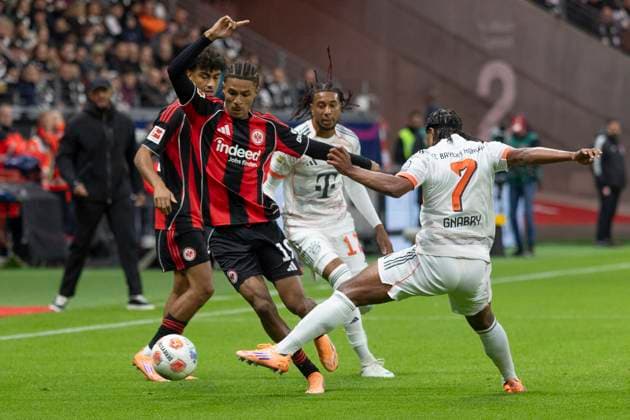 1 Bundesliga Eintracht Frankfurt FC Bayern Munich, 04 10 2025 Jean Bahoya Eintracht Frankfurt 19 Serge Gnabry FC Bayern Munich 7 in a duel for the ball, Eintracht Frankfurt FC Bayern Munich, Frankfurt, Deutsche Bank Park, 4 10 2025 Copyright: xBEAUTIFULxSPORTS Gawlikx