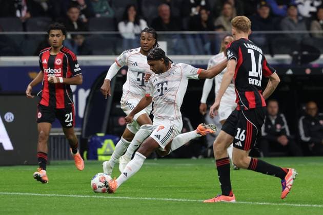 2025 10 04 xJAx Soccer 1 Bundesliga Eintracht Frankfurt FC Bayern Munich v l , shot on goal Serge Gnabry FC Bayern Munich DFL DFB REGULATIONS PROHIBIT ANY USE OF PHOTOGRAPHS as IMAGE SEQUENCES and or QUASI VIDEO Copyright: JoaquimxFerreira