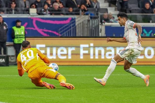 Kaua Santos 40 Eintracht Frankfurt catches a ball in front of Luis Diaz 14 FC Bayern Muenchen, Eintracht Frankfurt vs FC Bayern Muenchen, DFL, Bundesliga, Season 2025 2026, Deutsche Bank Park, Hinrunde, 6 Spieltag, 04 10 2025 DFB regulations prohibit any use of photographs as image sequences and or quasi video Frankfurt Hessen Germany Copyright: xkolbert-press MartinxAgüerax