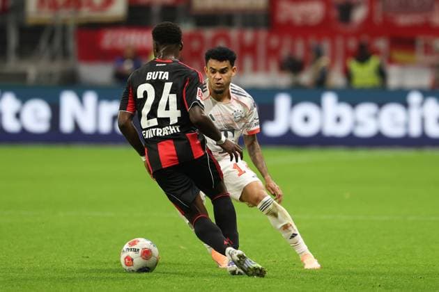 2025 10 04 xJAx Soccer 1 Bundesliga Eintracht Frankfurt FC Bayern Munich v l , Aurelio Gabriel Ulineia Buta Eintracht Frankfurt , Konrad Laimer FC Bayern Munich , in action, in action, DFL DFB REGULATIONS PROHIBIT ANY USE OF PHOTOGRAPHS as IMAGE SEQUENCES and or QUASI VIDEO Copyright: JoaquimxFerreira