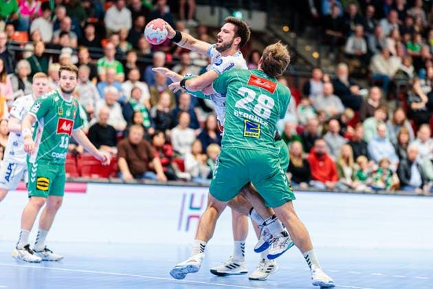 f l Tim Suton TBV Lemgo Lippe, 23 , Tom Bergner GWD Minden, 28 in duel GER, GWD Minden vs TBV Lemgo Lippe, Handball, 1 Bundesliga, Matchday 7, Season 2025 2026, 04 10 2025 GER, GWD Minden vs TBV Lemgo Lippe, Handball, 1 Bundesliga, Matchday 7, Season 2025 2026, 04 10 2025 Luebbecke Copyright: xEibner-Pressefoto JanxRollingerx EP_JSK